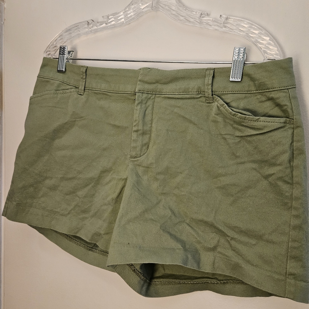 Old Navy Pixie Mid-Rise Green Short Size 12